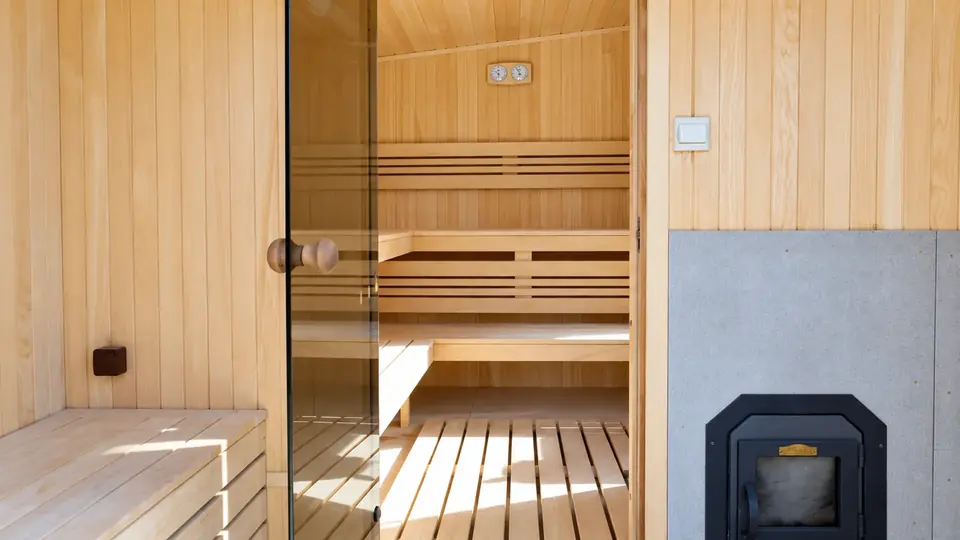 Drewniana sauna z ławami